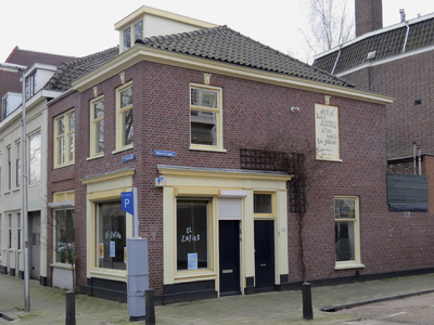 908559 Gezicht op het leegstaande winkelhoekpand Boorstraat 111 te Utrecht, met links de 1e Daalsedijk. Op de ...